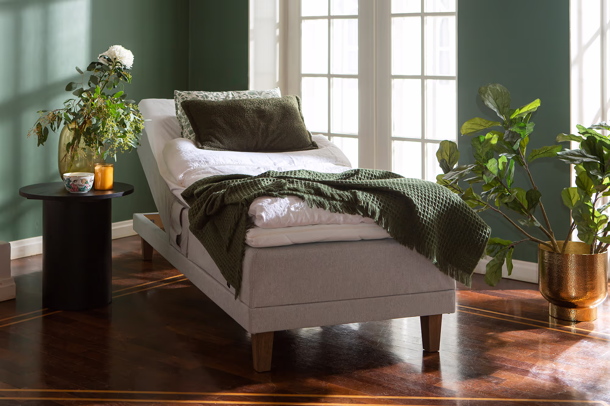Close-up of the bed’s pocket spring mattress and fabric texture, highlighting comfort and quality