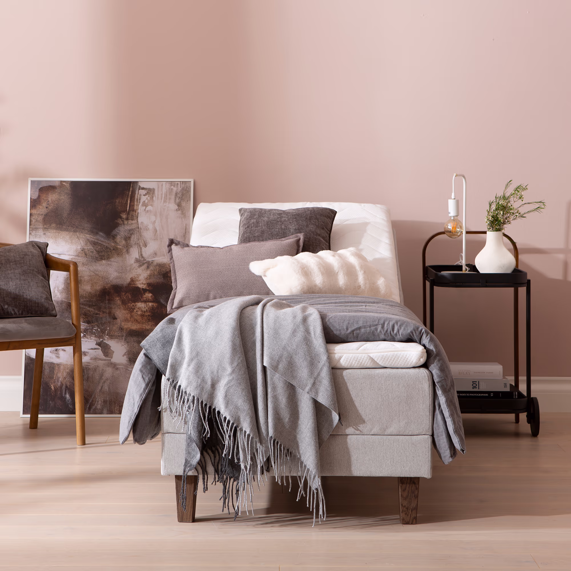 Moon Silver motorized bed sized 90x200 with 5-zone pocket spring system, featuring tall oak-stained legs and Primo 84 light gray upholstery