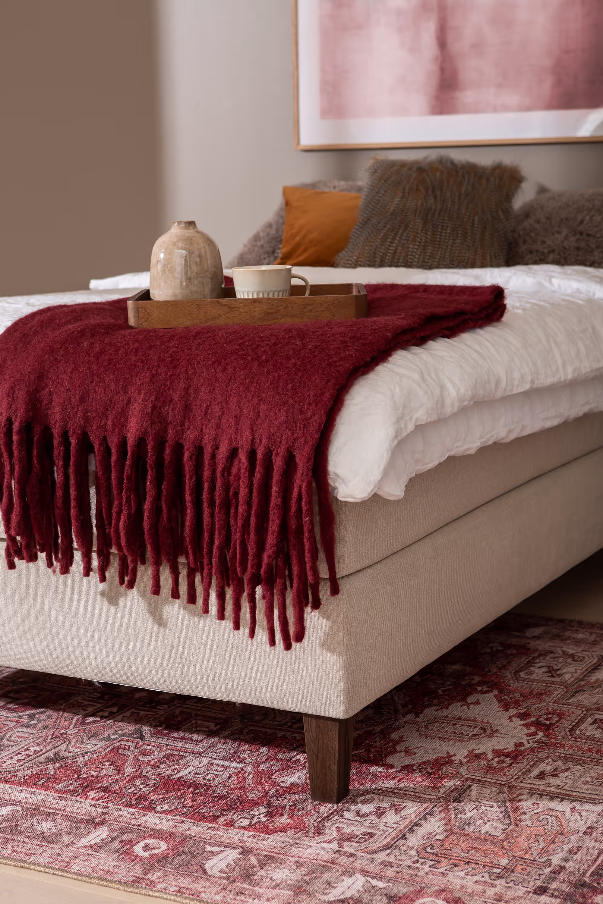 Detailed shot of the 7-zone pocket spring mattress designed for personalized body support within the Moon Gold continental bed.