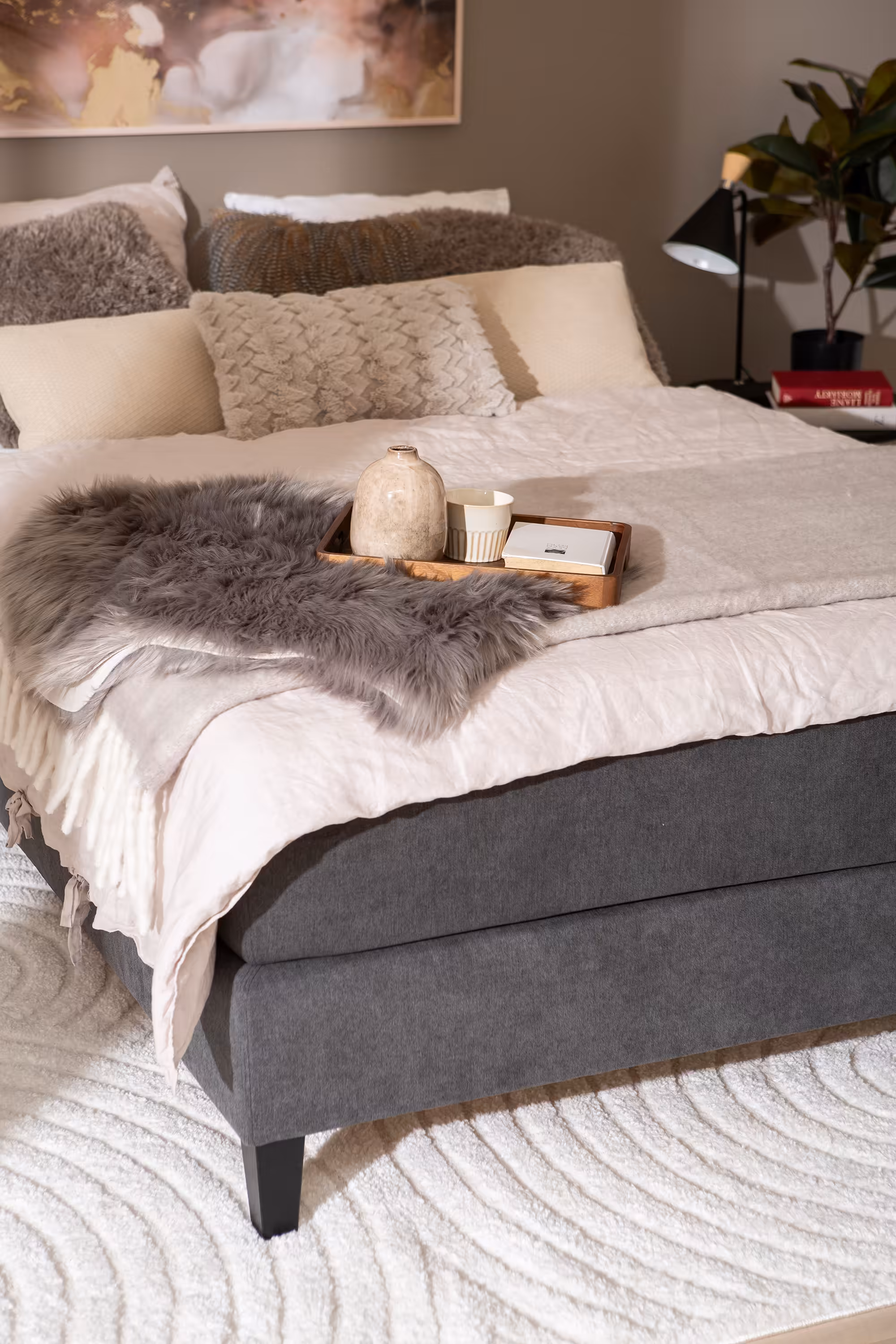 Moon Gold Continental Bed, Black image 4