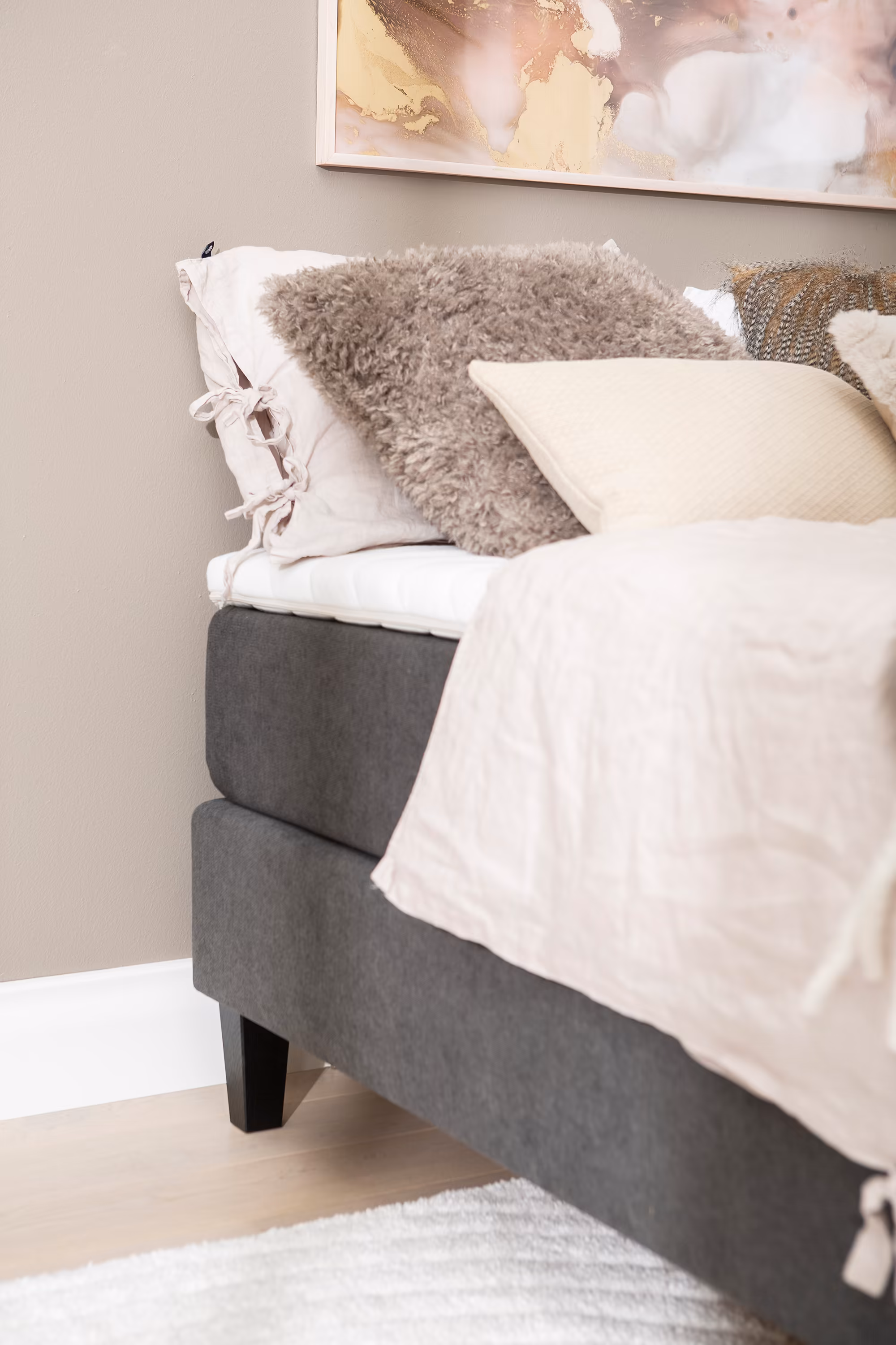 Moon Gold Continental Bed, Black image 5
