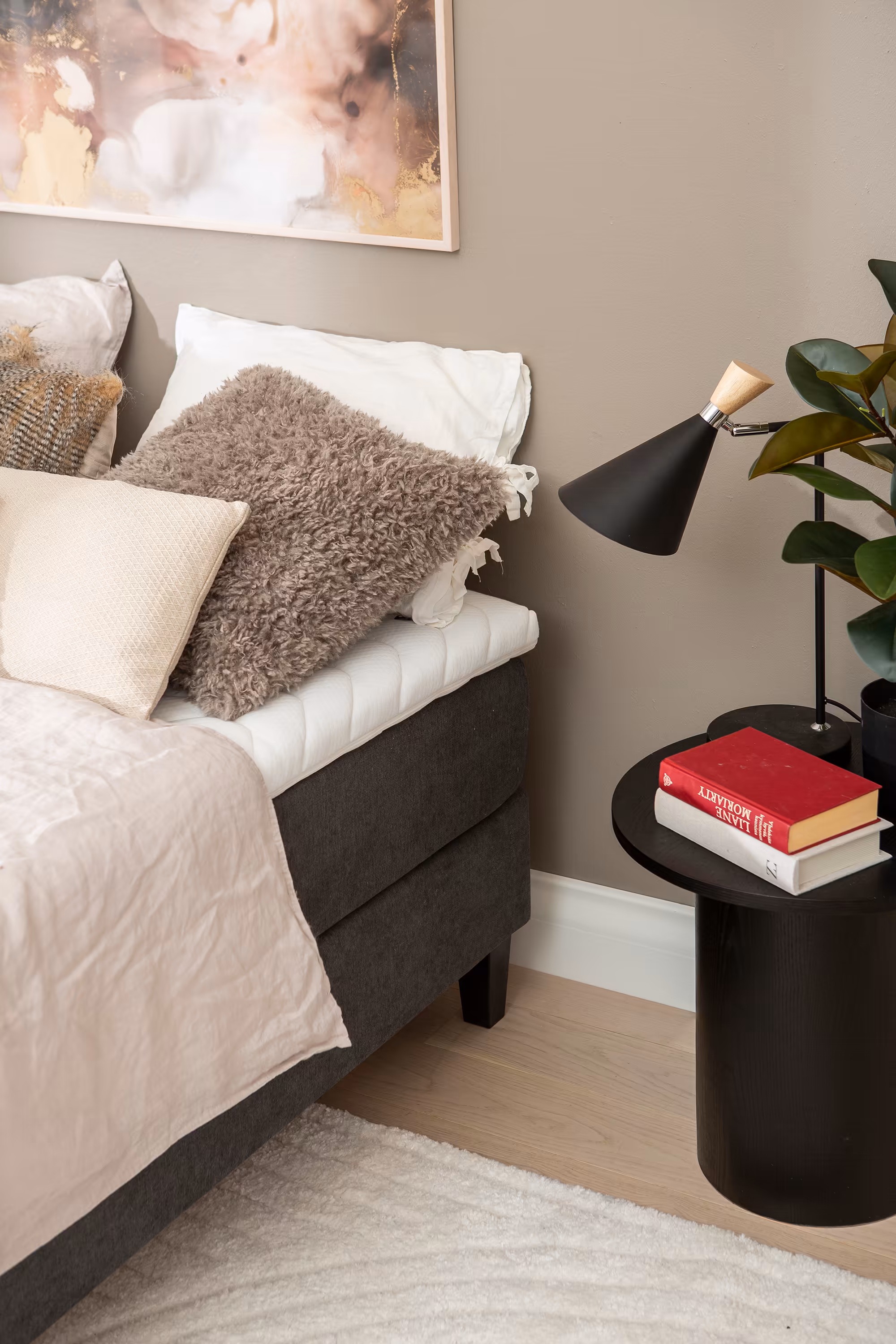 Moon Gold Continental Bed, Black image 8
