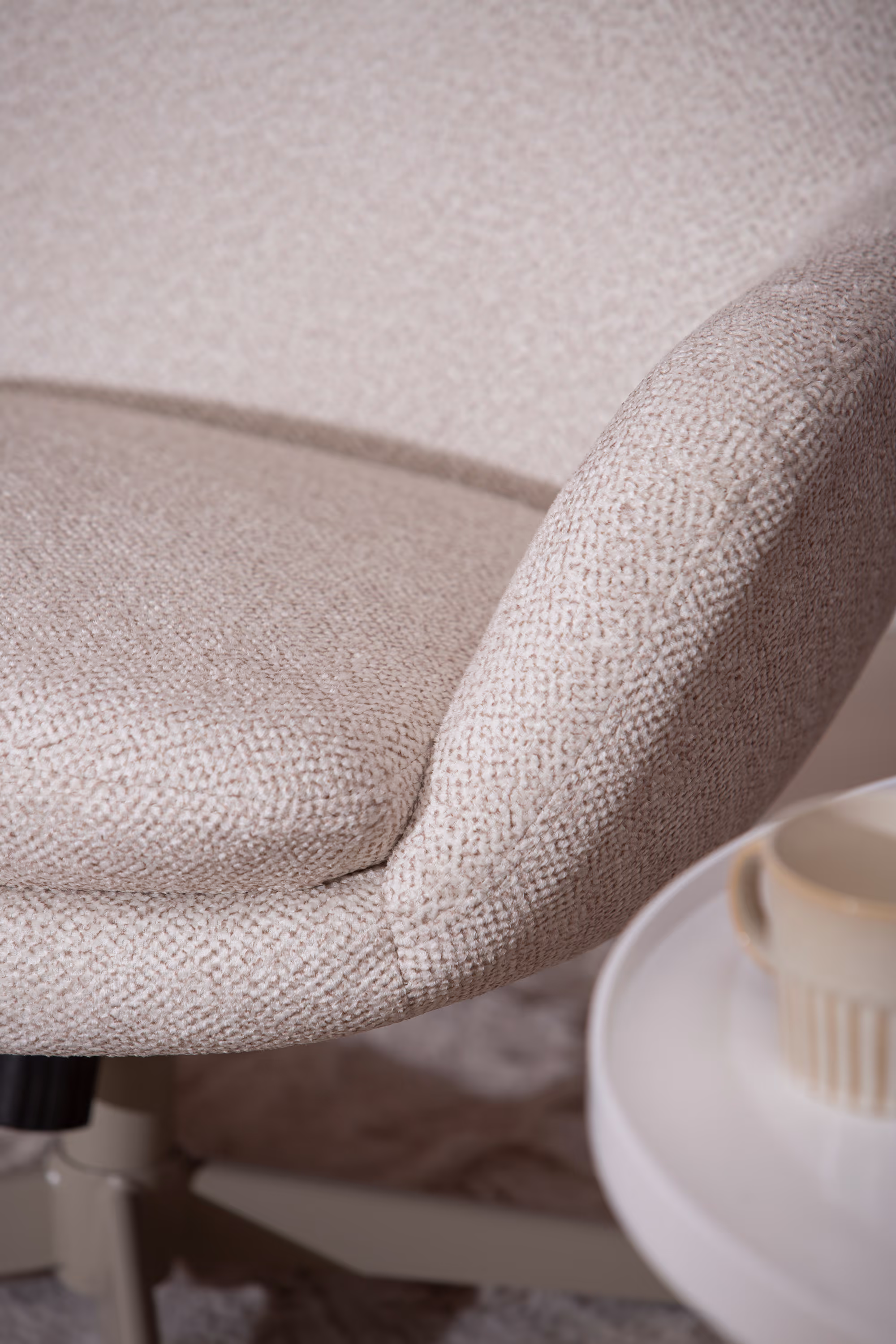 Angle highlighting the ergonomic structure of Blow TV chair for enhanced comfort
