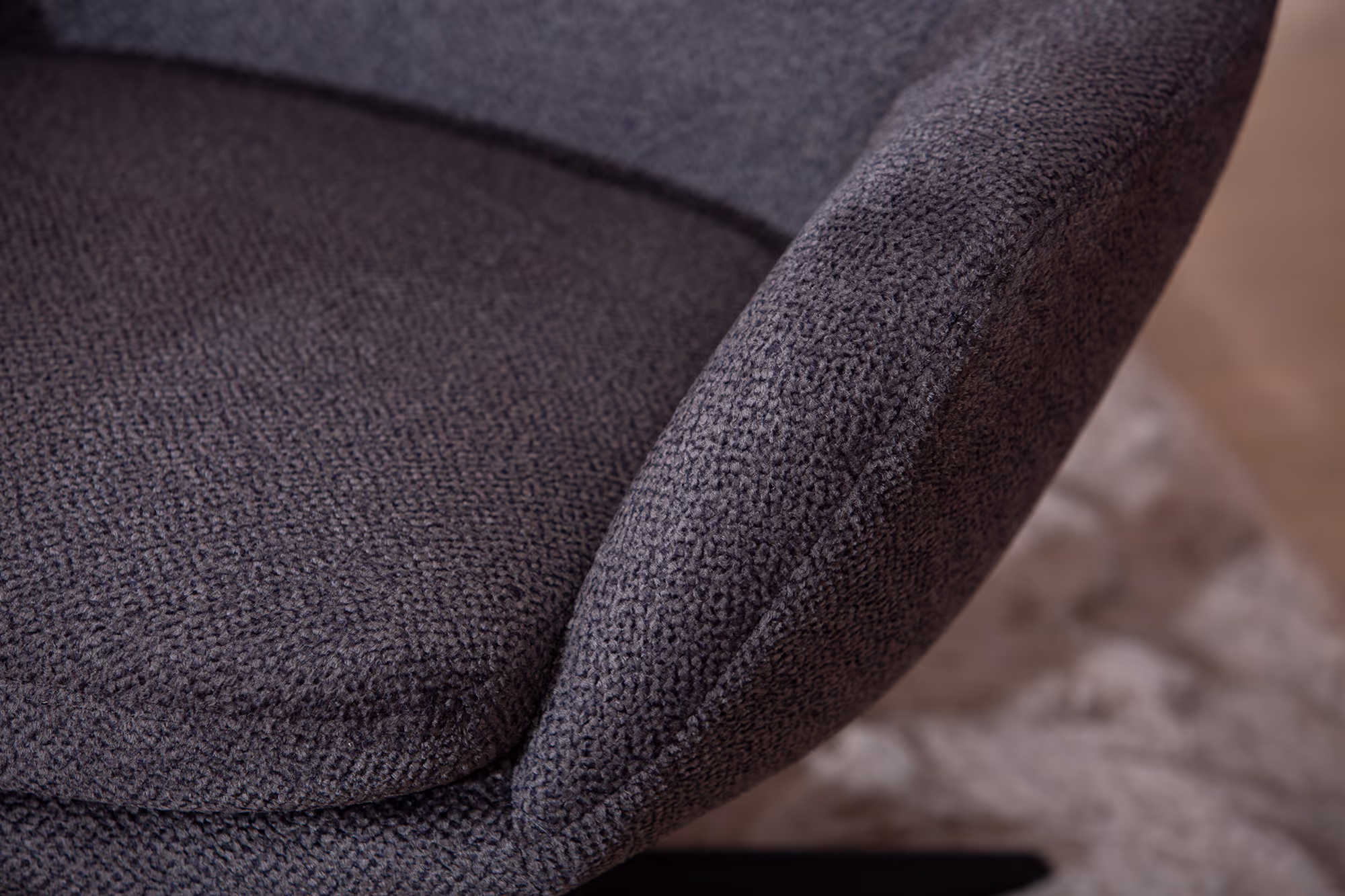 High backrest of the Blow TV chair supporting posture, upholstered in dark gray fabric