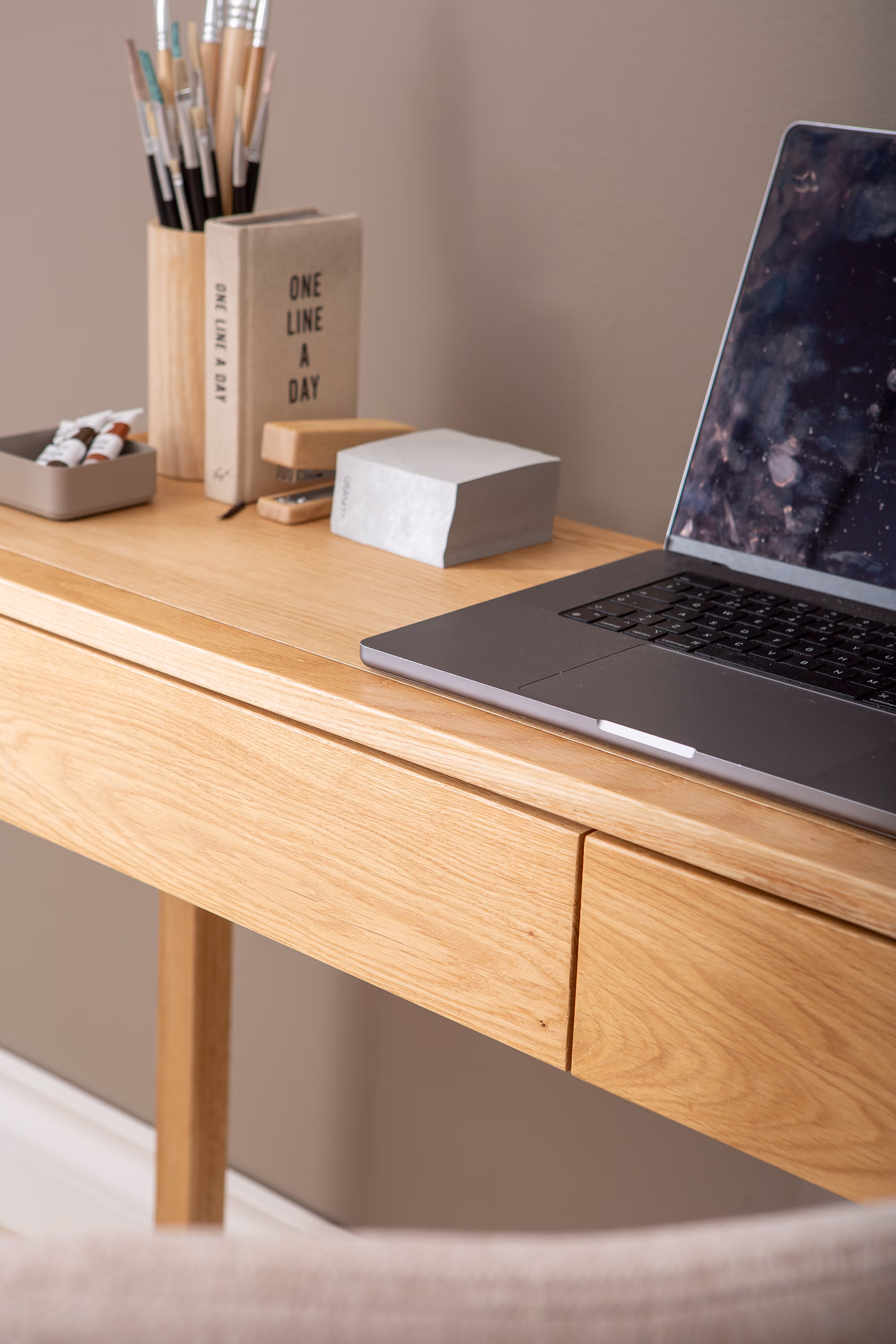 Close detail of oak veneer edges on the console table displaying craftsmanship